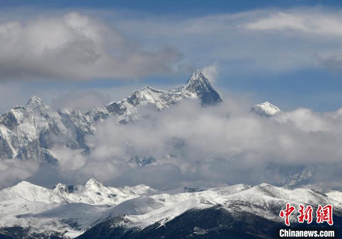2月17日，西藏林芝色季拉山觀景臺拍到的南迦巴瓦峰?！±盍?攝