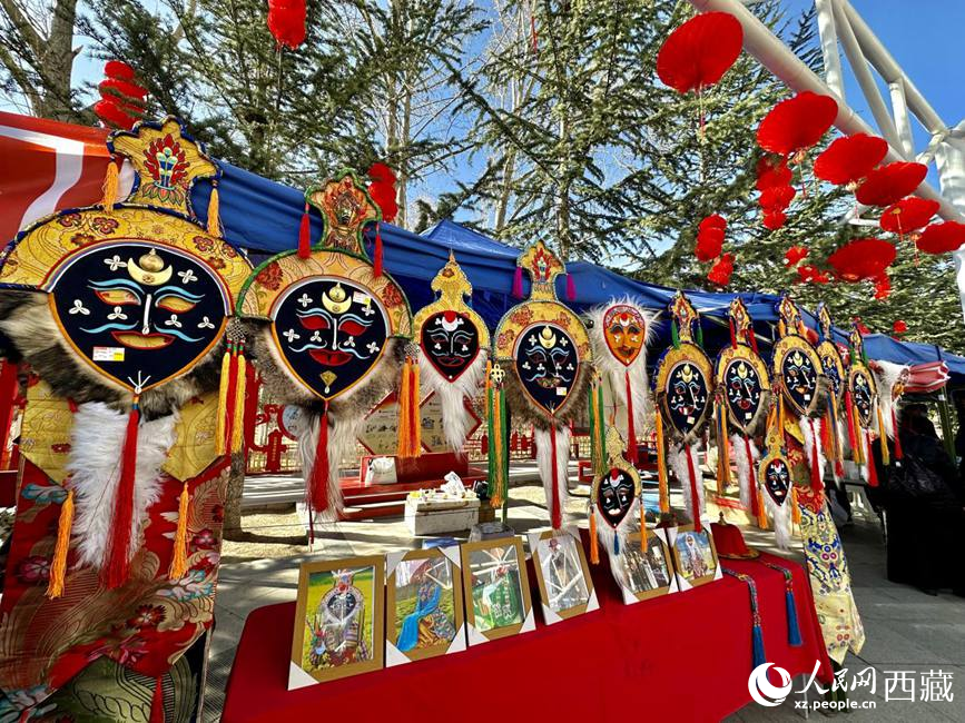 充滿藏元素的年貨節(jié)現(xiàn)場。人民網(wǎng) 次仁羅布攝