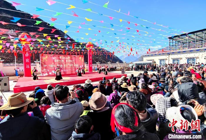 文藝活動(dòng)全景?！∶⒖悼h委宣傳部供圖