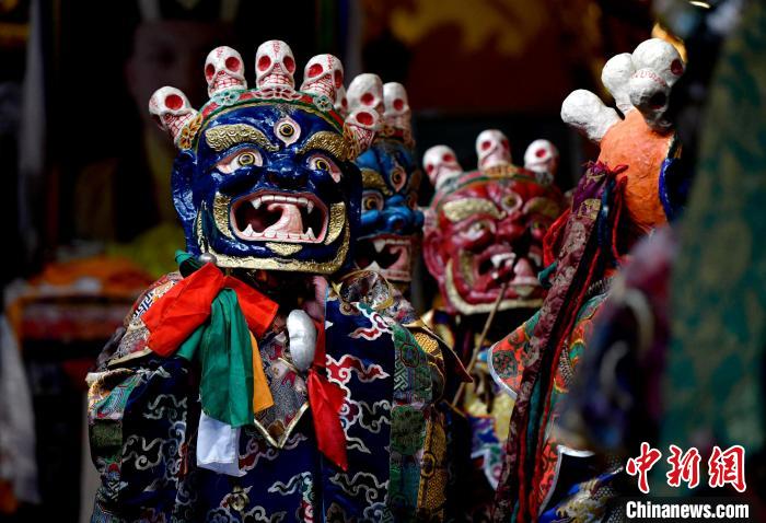 2月19日，楚布寺僧人們佩戴面具準(zhǔn)備參加跳神活動(dòng)?！±盍?攝