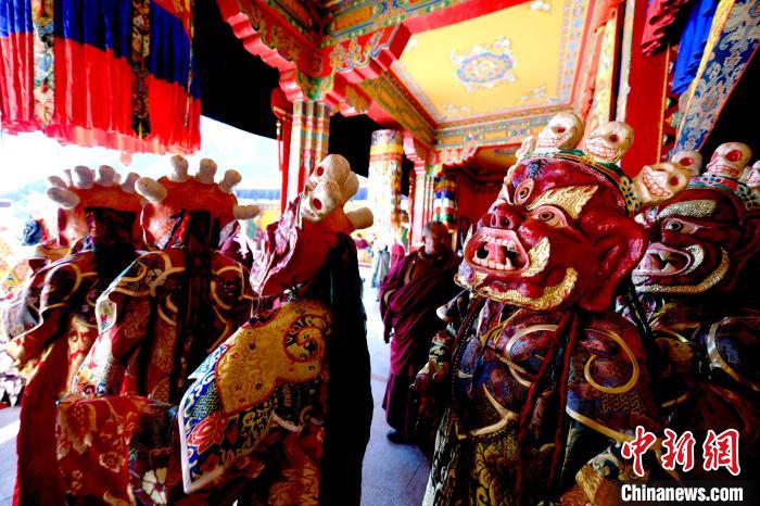 2月19日，楚布寺僧人們佩戴面具準(zhǔn)備參加跳神活動(dòng)?！±盍?攝