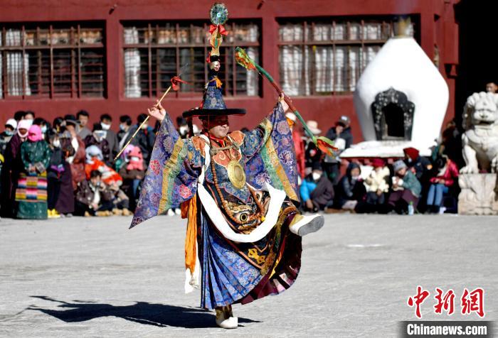 2月19日，楚布寺僧人參加跳神活動(dòng)?！±盍?攝