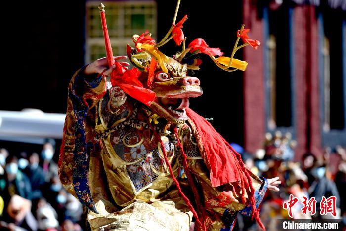 2月19日，楚布寺僧人佩戴面具參加跳神活動(dòng)?！±盍?攝