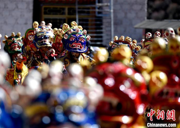 2月19日，楚布寺僧人們佩戴面具參加跳神活動(dòng)?！±盍?攝