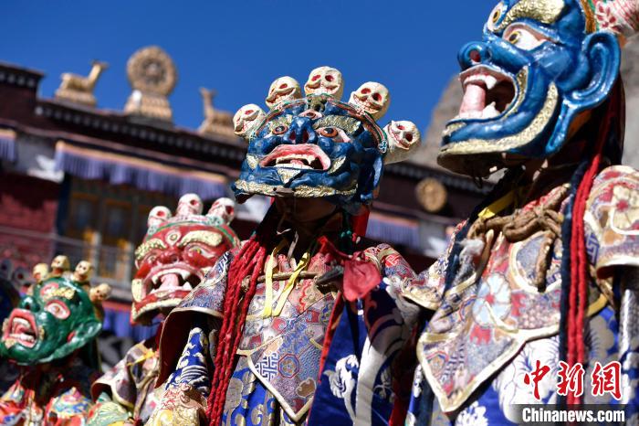 2月19日，楚布寺僧人們佩戴面具參加跳神活動(dòng)?！±盍?攝