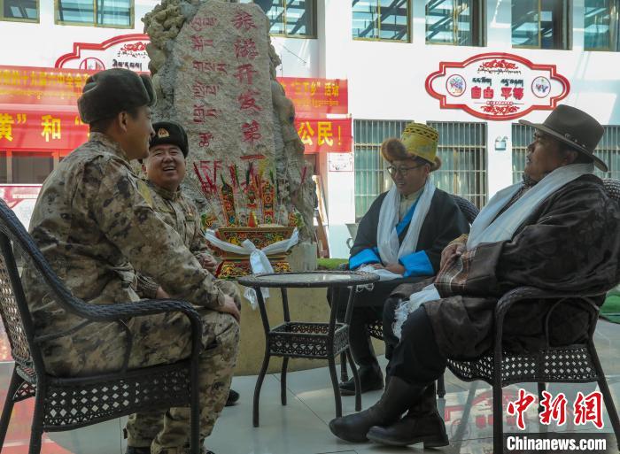 圖為阿里軍分區(qū)某邊防團官兵與駐地群眾拉家常?！詵| 攝