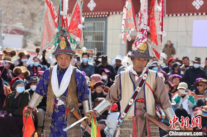 圖為兩位藝人表演瓊結(jié)“果孜”舞?！愔闈扇?攝