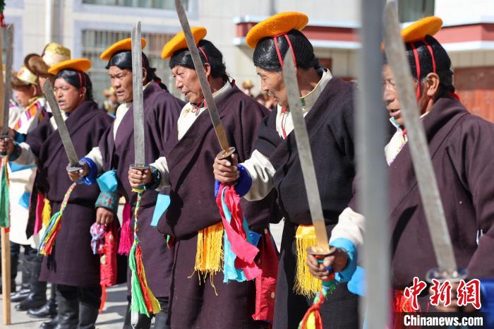 圖為藝人們手持藏刀表演加麻百·甲江?！愔闈扇?攝