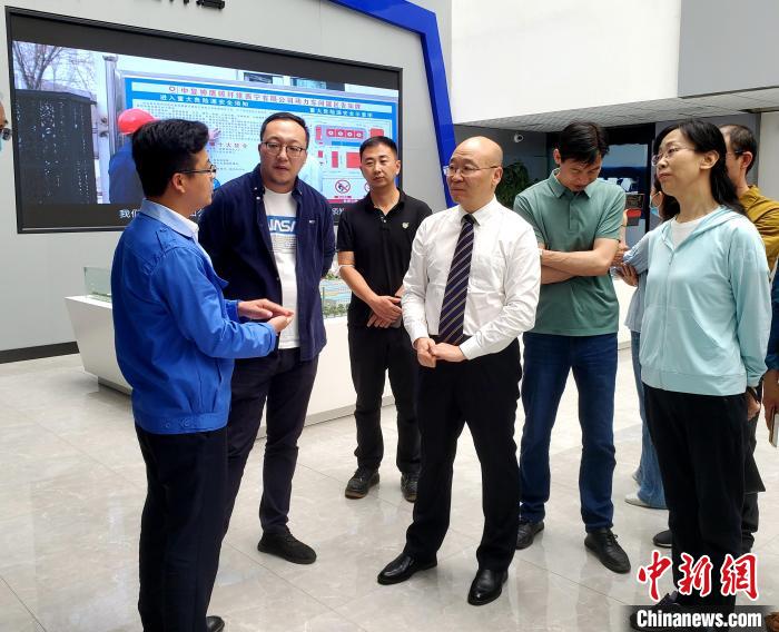 圖為全國政協(xié)委員、農(nóng)工黨青海省委主委王昆(中)在企業(yè)調(diào)研?！」鶟M福 供圖