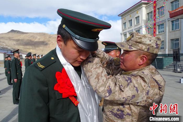 卸下軍銜等標(biāo)識(shí)?！⒖≥x 攝