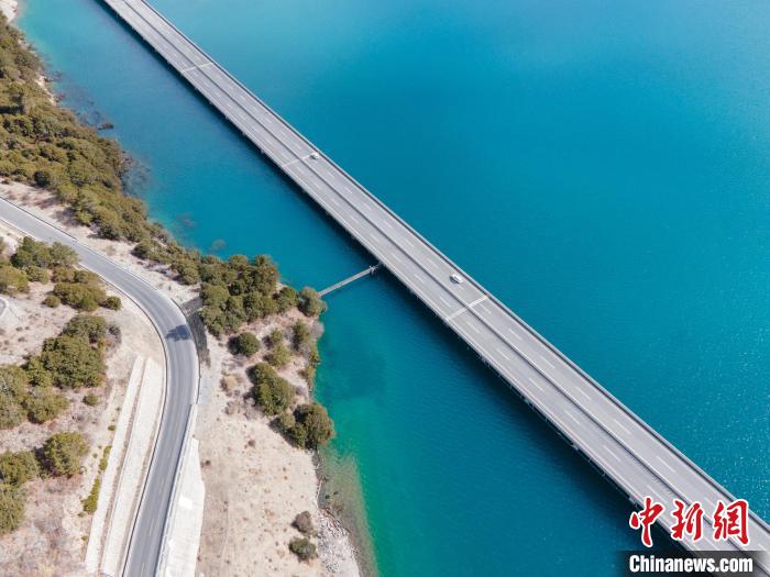 圖為西藏林拉高等級公路多布湖段風光?！〗w波 攝