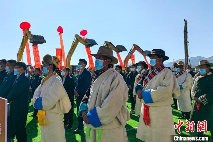 各方代表參加集中開復(fù)工儀式?！∧岈斪扛?攝