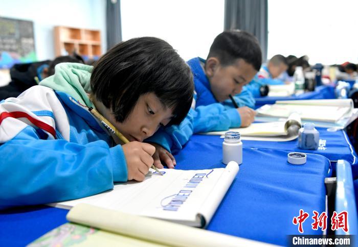 3月14日，西藏拉薩市第一小學一年級六班的學生們在藏語文課上書寫藏文?！±盍?攝