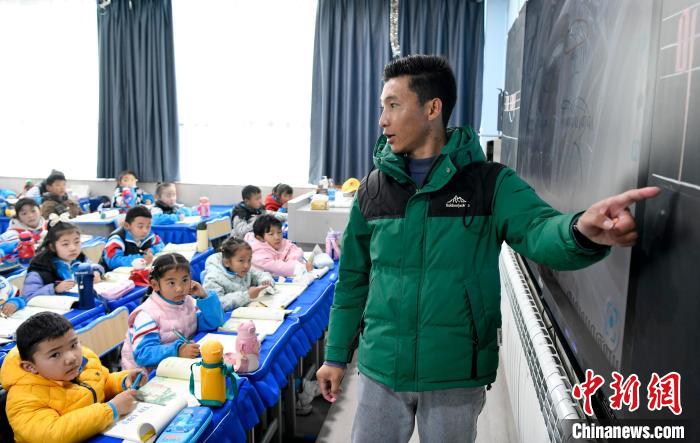 3月14日，西藏拉薩市第一小學藏語文老師拉巴次仁在課堂上?！±盍?攝