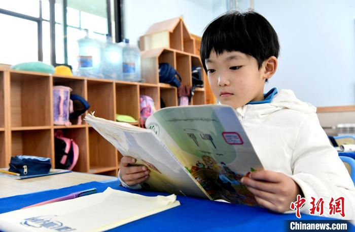 3月14日，西藏拉薩市第一小學一年級六班學生丁增樂吉在閱讀藏語課本?！±盍?攝