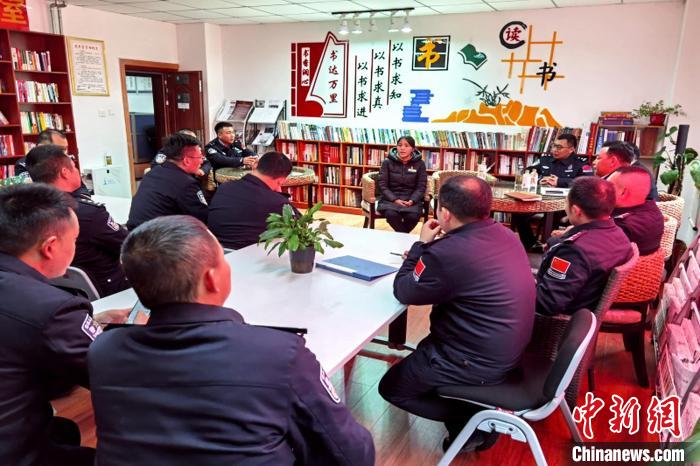 圖為亞東出入境邊防檢查站民警與銀行業(yè)務(wù)人員進(jìn)行金融知識深入交流?！『?攝