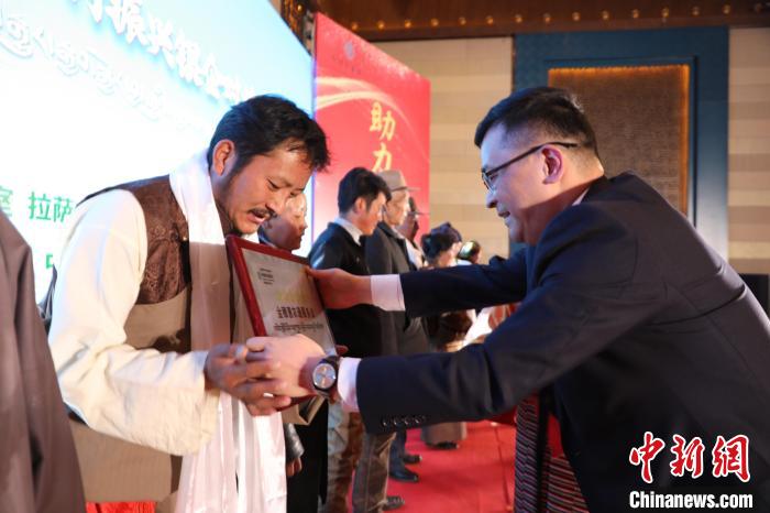圖為拉薩市銀企對(duì)接洽談會(huì)現(xiàn)場(chǎng)?！「裆愔?攝