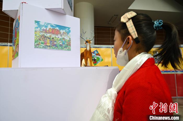圖為學(xué)生參觀繪畫(huà)展?！≮w朗 攝