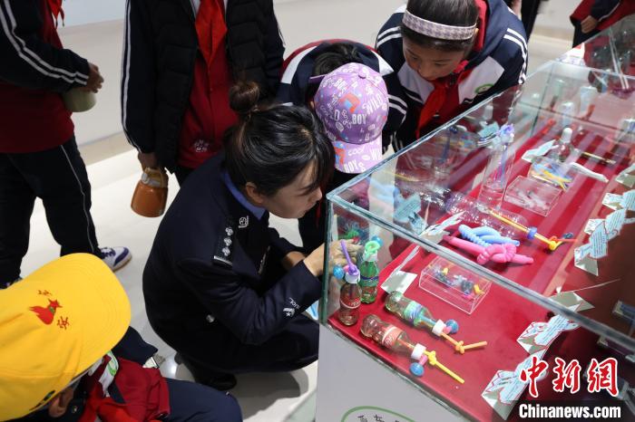 圖為亞?wèn)|邊檢站民警為駐地小學(xué)生開展禁毒教育?！『?攝