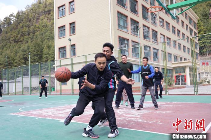 圖為亞?wèn)|邊檢站民警與駐地農(nóng)業(yè)銀行代表開展籃球友誼賽?！『?攝