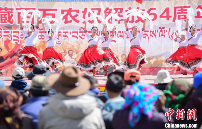 圖為墨竹工卡縣龍珠崗村，文藝演出現場?！∝暩聛硭?攝