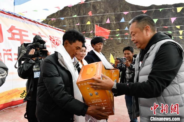 圖為墨竹工卡縣龍珠崗村，慰問活動現場?！∝暩聛硭?攝
