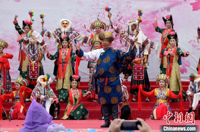 3月28日，西藏林芝第二十屆桃花旅游文化節(jié)開(kāi)幕式上的文藝表演。　李林 攝