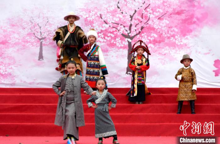 3月28日，西藏林芝第二十屆桃花旅游文化節(jié)開(kāi)幕式上的文藝表演?！±盍?攝