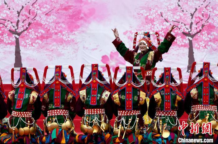 3月28日，西藏林芝第二十屆桃花旅游文化節(jié)開(kāi)幕式上的文藝表演?！±盍?攝