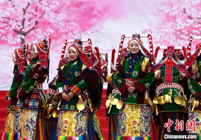 3月28日，西藏林芝第二十屆桃花旅游文化節(jié)開(kāi)幕式上的文藝表演?！±盍?攝