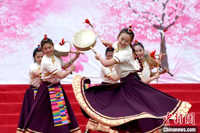 3月28日，西藏林芝第二十屆桃花旅游文化節(jié)開(kāi)幕式上的文藝表演?！±盍?攝