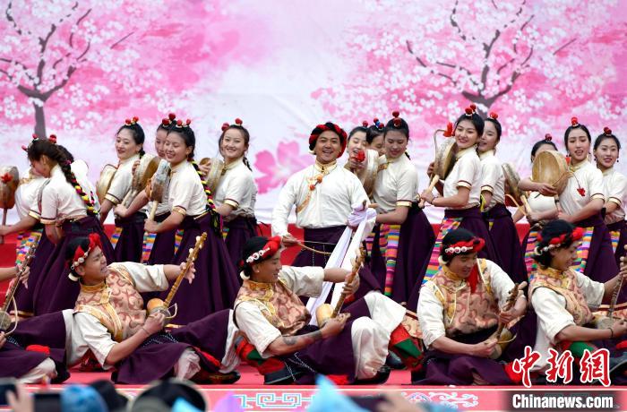 3月28日，西藏林芝第二十屆桃花旅游文化節(jié)開(kāi)幕式上的文藝表演?！±盍?攝