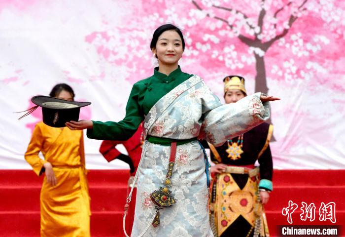 3月28日，西藏林芝第二十屆桃花旅游文化節(jié)開(kāi)幕式上的文藝表演?！±盍?攝