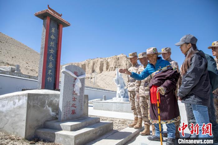 圖為在西藏阿里地區(qū)札達縣烈士陵園，82歲的次仁南杰老人為軍民代表講述新舊西藏的變化?！詵| 攝