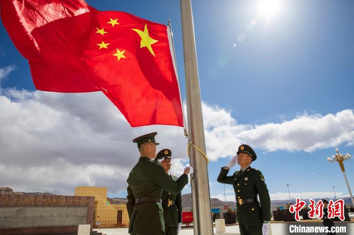 圖為在西藏阿里地區(qū)札達縣，軍民共同舉行升國旗儀式，慶祝西藏百萬農奴解放紀念日?！詵| 攝