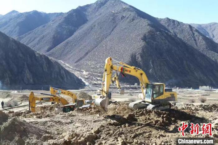 圖為高標準農(nóng)田建設(shè)施工現(xiàn)場?！「裆愔?攝