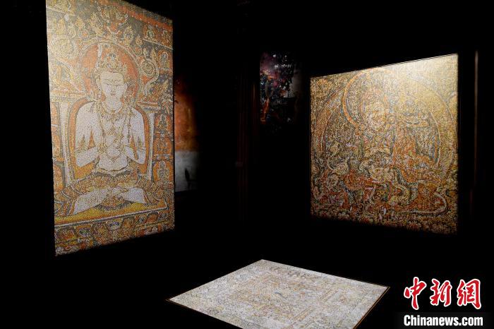 3月31日，觀眾欣賞展覽中的作品?！±盍?攝