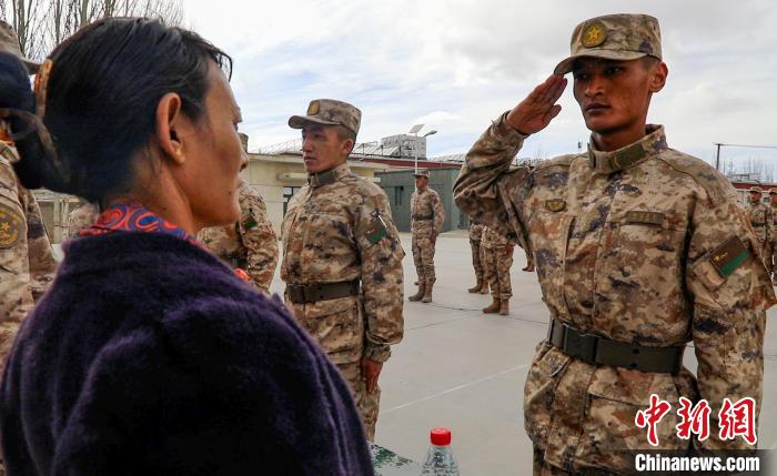 圖為列兵扎西加央向母親敬禮?！詵| 攝