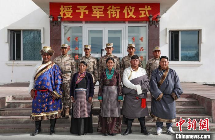 圖為列兵代表與親人合影留念?！詵| 攝