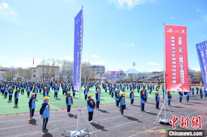 圖為學生在跳繩教練齊景龍的指導下做準備運動?！∝暩聛硭?攝