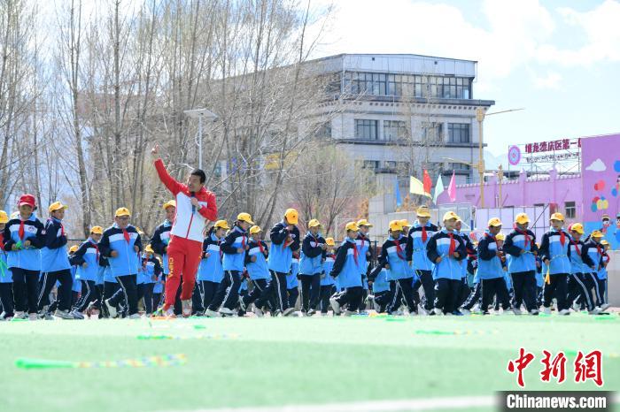 圖為學生在跳繩教練齊景龍的指導下做準備運動。　貢嘎來松 攝