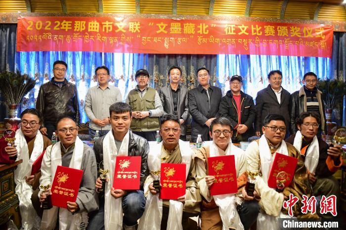 圖為獲獎人員合影留念?！∝暩聛硭?攝