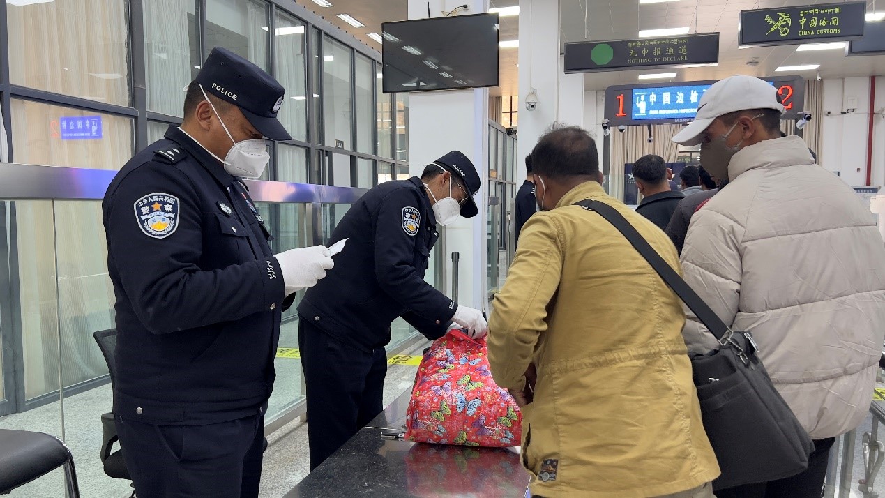 吉隆口岸移民管理警察正在對行李物品進(jìn)行檢查。人民網(wǎng)記者 唐宋攝