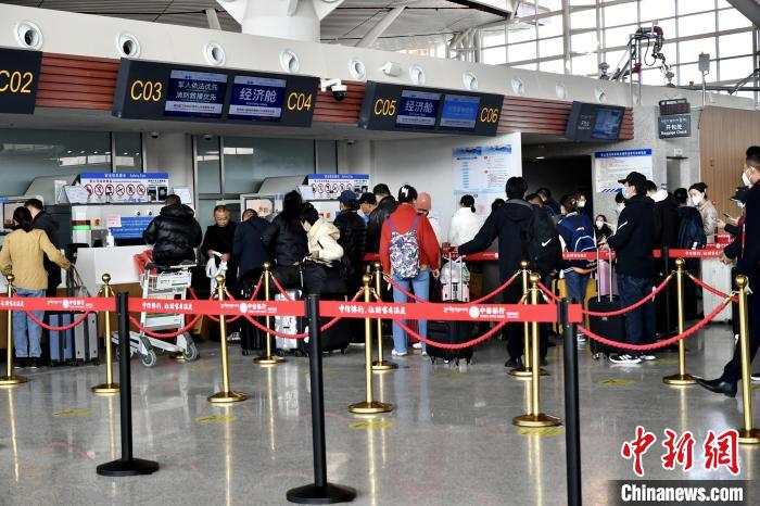 圖為旅客辦理登機手續(xù)?！≈芎?攝