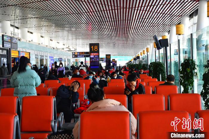圖為旅客在機場候機室等待登機?！≈芎?攝