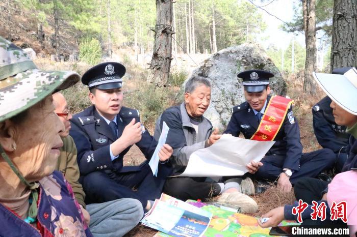 圖為竹瓦根邊境派出所民警為轄區(qū)群眾宣講森林防火常識(shí)。　竹瓦根邊境派出所 供圖