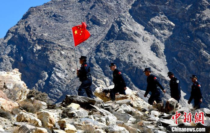 底雅邊境派出所民警夏永軍(左一)在巡邏中。　李林 攝