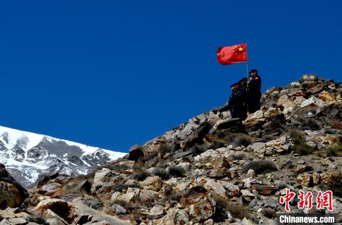 底雅邊境派出所民警夏永軍(右一)在巡邏中?！±盍?攝