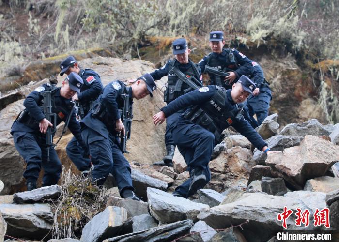 山南邊境管理支隊(duì)玉麥邊境派出所民警在邊境巡邏途中穿過亂石區(qū)?！∴嶇?攝