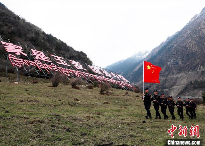 山南邊境管理支隊(duì)玉麥邊境派出所民警在轄區(qū)開展巡邏?！∴嶇?攝